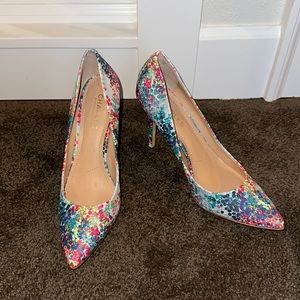 Gorgeous Charles David pump with flower pattern, 8M